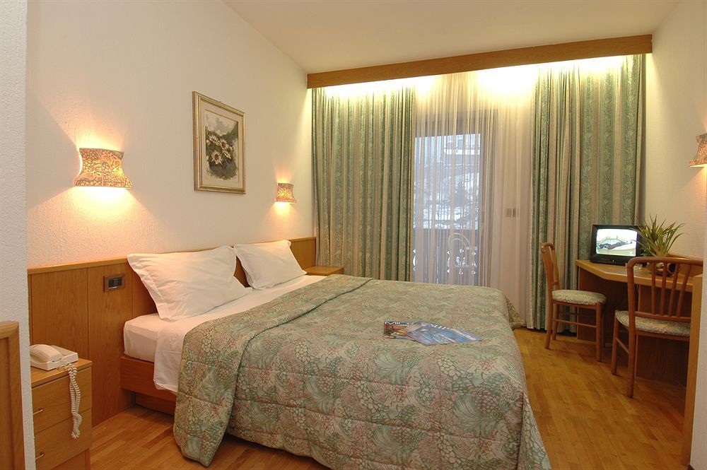 Hotel Comtes De Challant Albergo Etico Valle D'Aosta Fenis Exterior photo